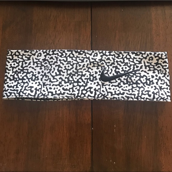 Nike Accessories - Nike white and black headband Nike Accessories - Nike white and black headband